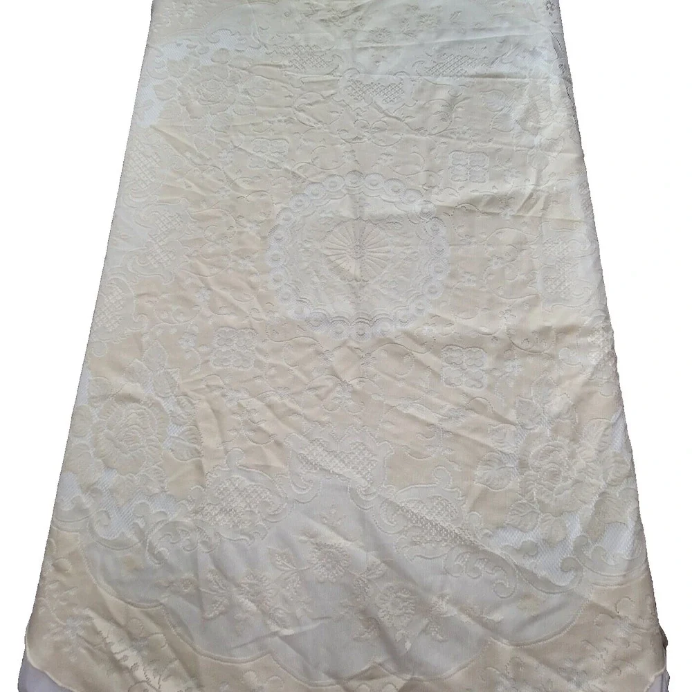 Vintage Cream Oval Lace Tablecloth 67